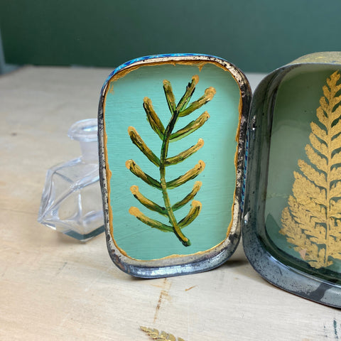 #437 Small Fern Tin